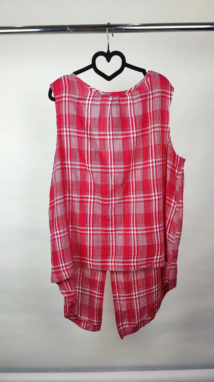 تاپ زنانه سایز بزرگ چهارخونه صورتی و قرمز، بدون آستین با گره جلو، روی تن مانکن با شلوار تیره در پسزمینه روشن.»