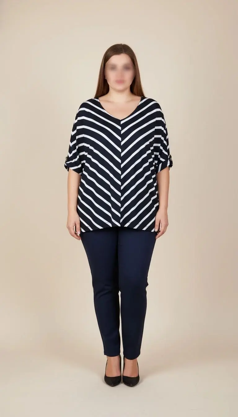 شومیز زنانه سایز بزرگ با طرح راه‌راه مورب مشکی‌سفید، یقه هفت و آستین تا آرنج، روی تن مانکن با شلوار تیره در پس‌زمینه کرم.»