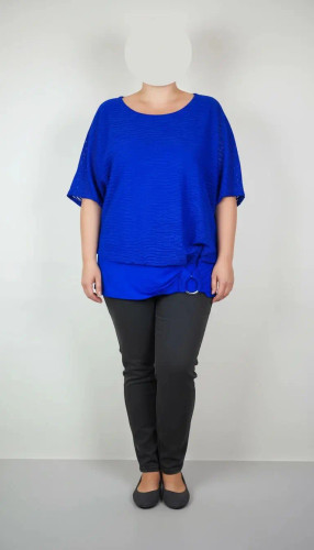 شومیز زنانه سایز بزرگ آبی کاربنی با آستین نیمهبلند و فرم آزاد روی تن، ستشده با شلوار تیره در پسزمینه روشن.»