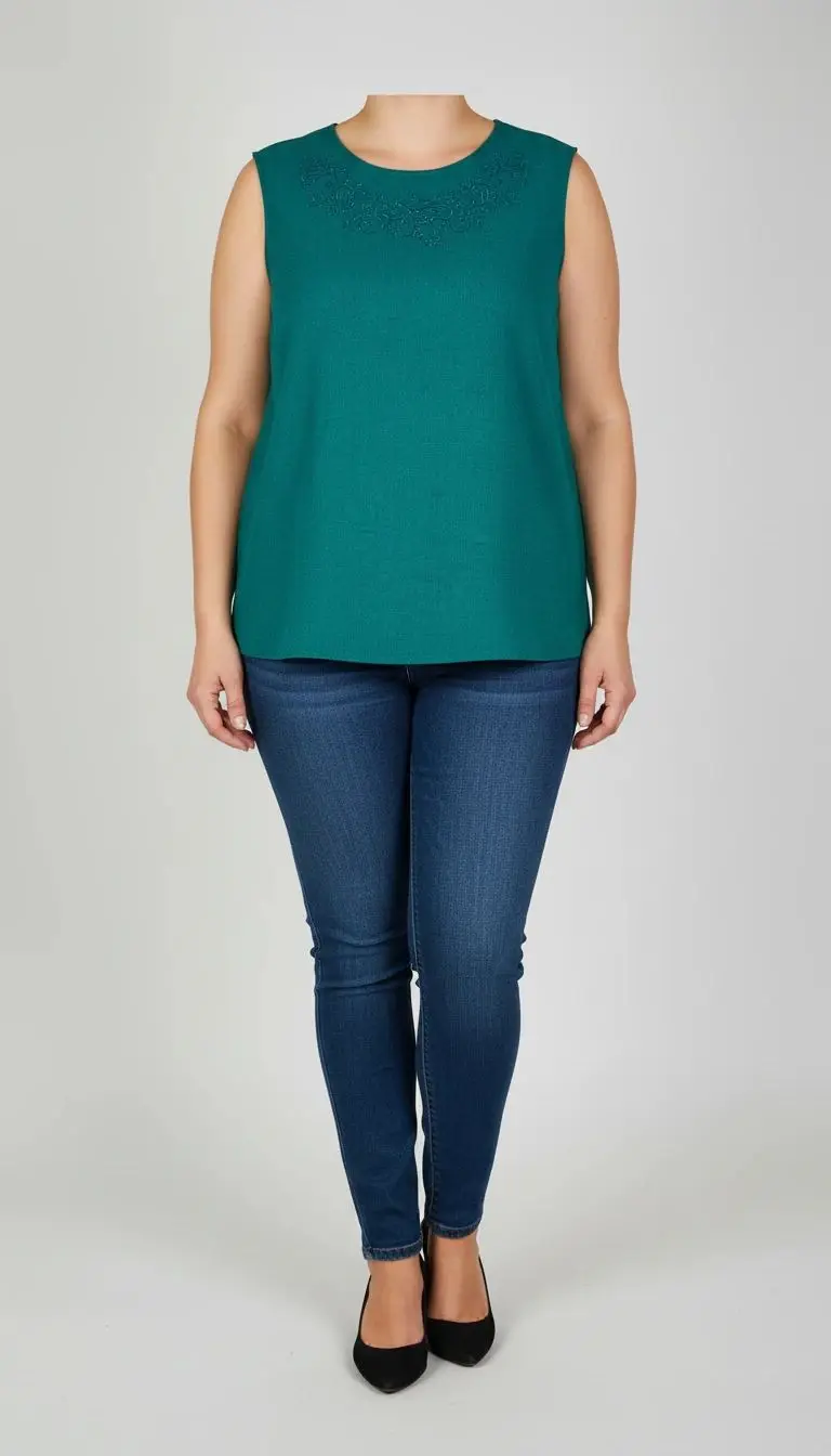 تاپ زنانه سبز بدون آستین با یقه هفت، فرم آزاد روی تن مانکن، ست‌شده با شلوار جین تیره در پس‌زمینه روشن.»