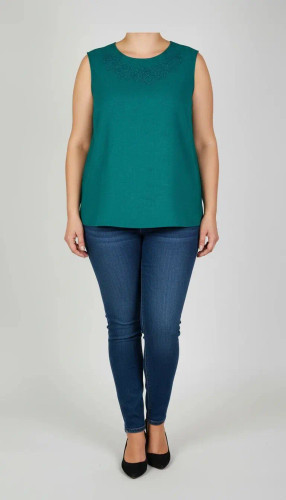 تاپ زنانه سبز بدون آستین با یقه هفت، فرم آزاد روی تن مانکن، ستشده با شلوار جین تیره در پسزمینه روشن.»