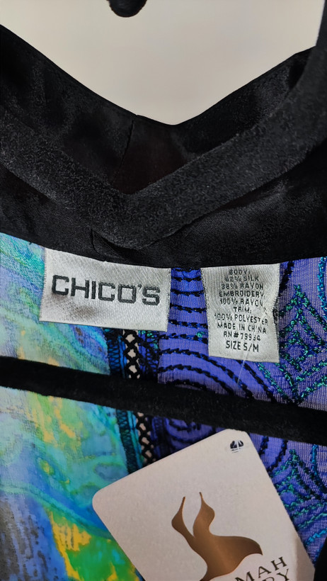 رویه شومیز زنانه فریسایز با ترکیب رنگ آبی‑سبز، آستین آزاد و فرم کِپ، روی تاپ مشکی، در پسزمینه روشن.»