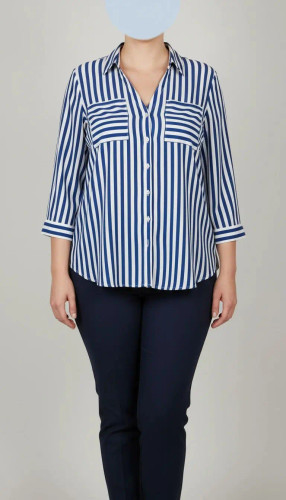 شومیز زنانه آبی راهراه سایز بزرگ با آستین بلند و مدل آزاد، روی تن مانکن با شلوار تیره، پسزمینه روشن.»