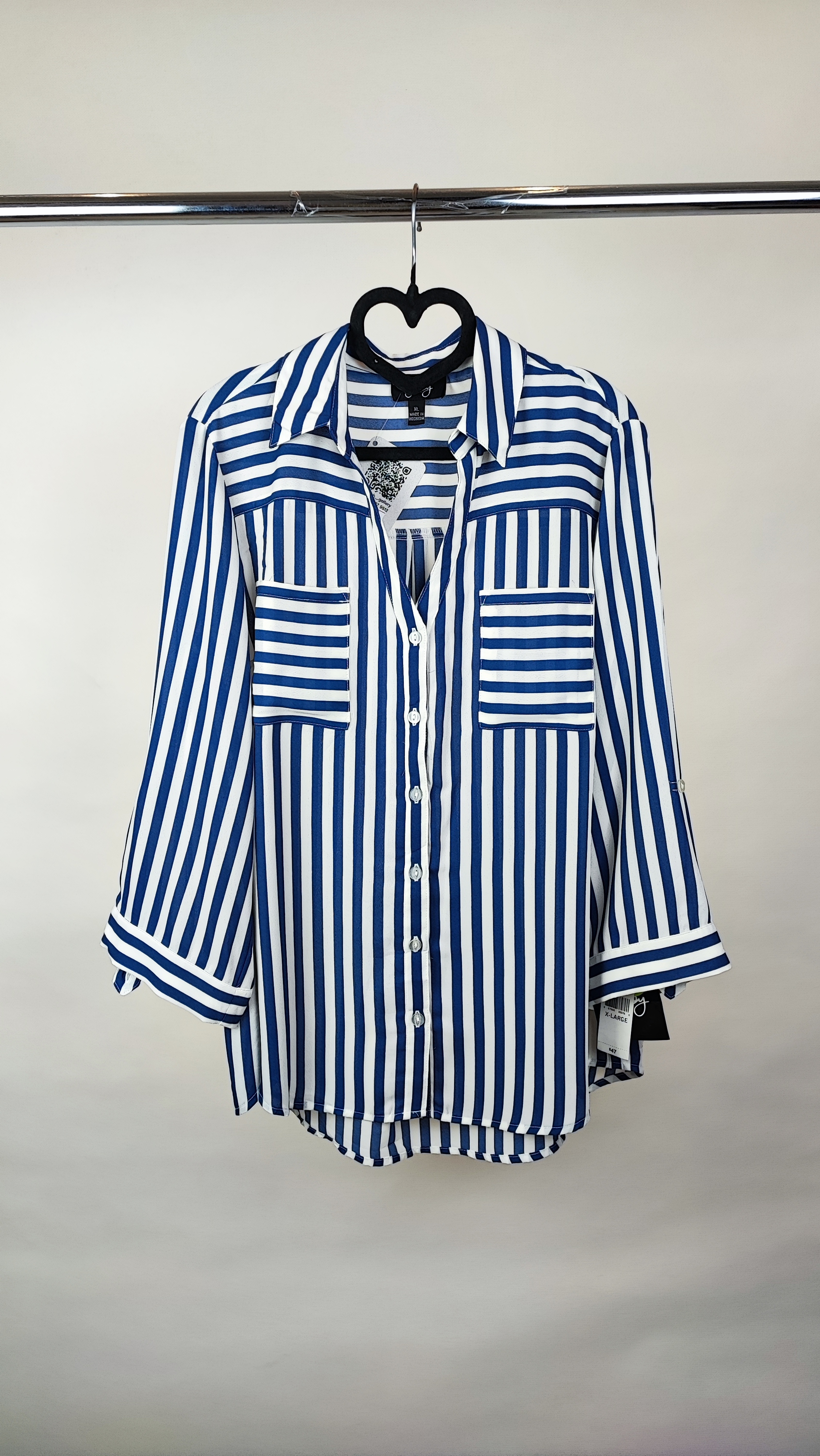 شومیز زنانه آبی راه‌راه سایز بزرگ با آستین بلند و مدل آزاد، روی تن مانکن با شلوار تیره، پس‌زمینه روشن.»