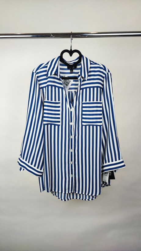 شومیز زنانه آبی راهراه سایز بزرگ با آستین بلند و مدل آزاد، روی تن مانکن با شلوار تیره، پسزمینه روشن.»