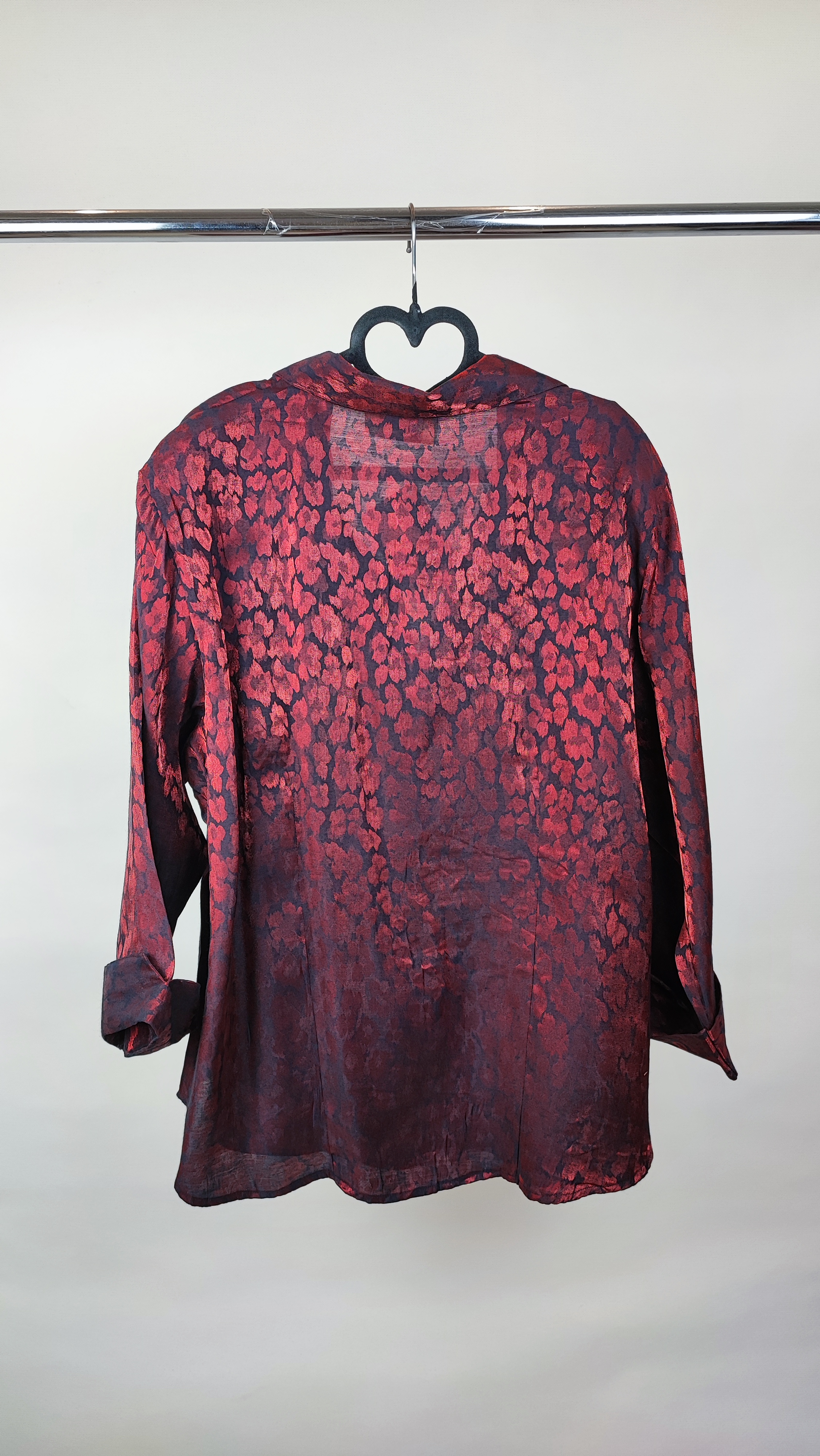 شومیز زنانه سایز بزرگ به رنگ زرشکی طرح‌دار با آستین سه‌ربع و فرم آزاد روی تن مانکن، پس‌زمینه روشن.»