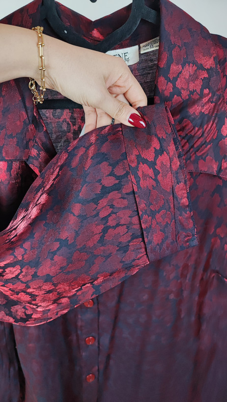 شومیز زنانه سایز بزرگ به رنگ زرشکی طرحدار با آستین سهربع و فرم آزاد روی تن مانکن، پسزمینه روشن.»