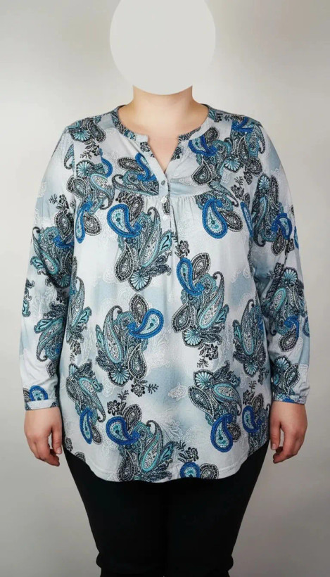 بلوز زنانه سایز بزرگ با طرح گلهای آبی‑سفید، آستین بلند و مدل آزاد روی تن مانکن، پسزمینه روشن