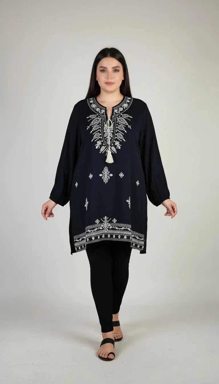 شومیز زنانه مشکی طرح‌دار با آستین بلند و فرم آزاد روی تن مانکن، پس‌زمینه روشن.»