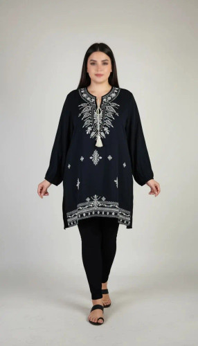 شومیز زنانه مشکی طرحدار با آستین بلند و فرم آزاد روی تن مانکن، پسزمینه روشن.»