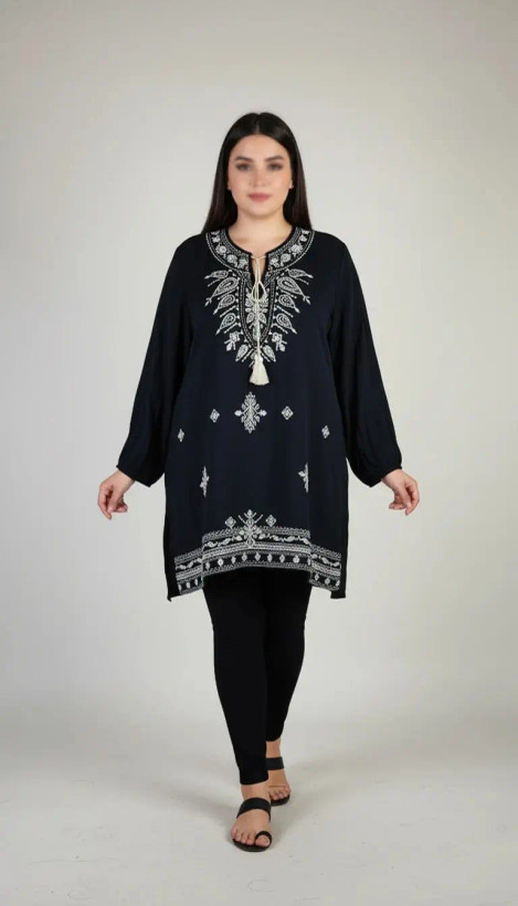 شومیز زنانه مشکی طرحدار با آستین بلند و فرم آزاد روی تن مانکن، پسزمینه روشن.»