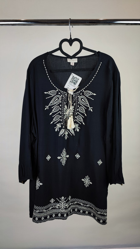 شومیز زنانه مشکی طرحدار با آستین بلند و فرم آزاد روی تن مانکن، پسزمینه روشن.»