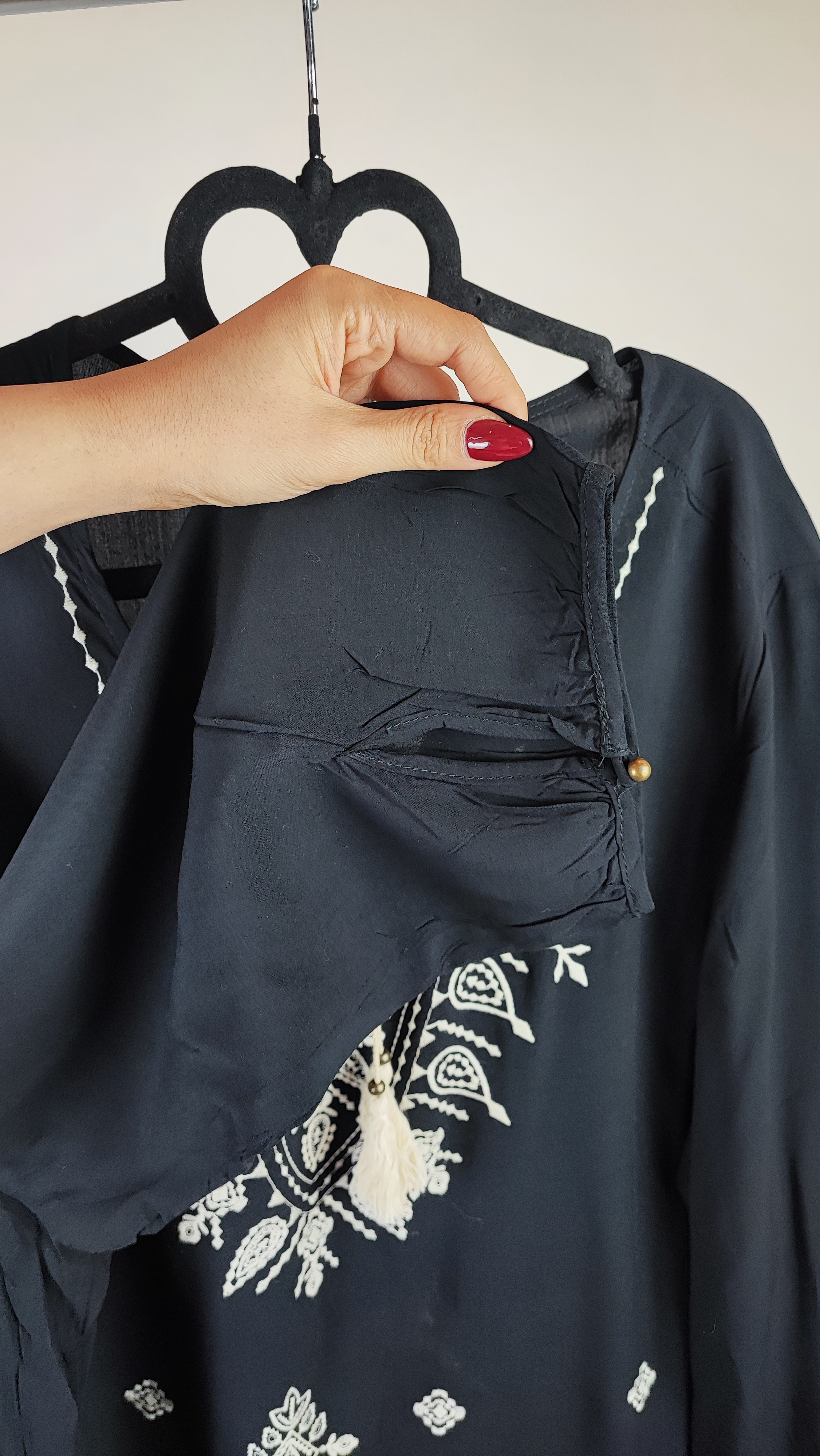 شومیز زنانه مشکی طرح‌دار با آستین بلند و فرم آزاد روی تن مانکن، پس‌زمینه روشن.»