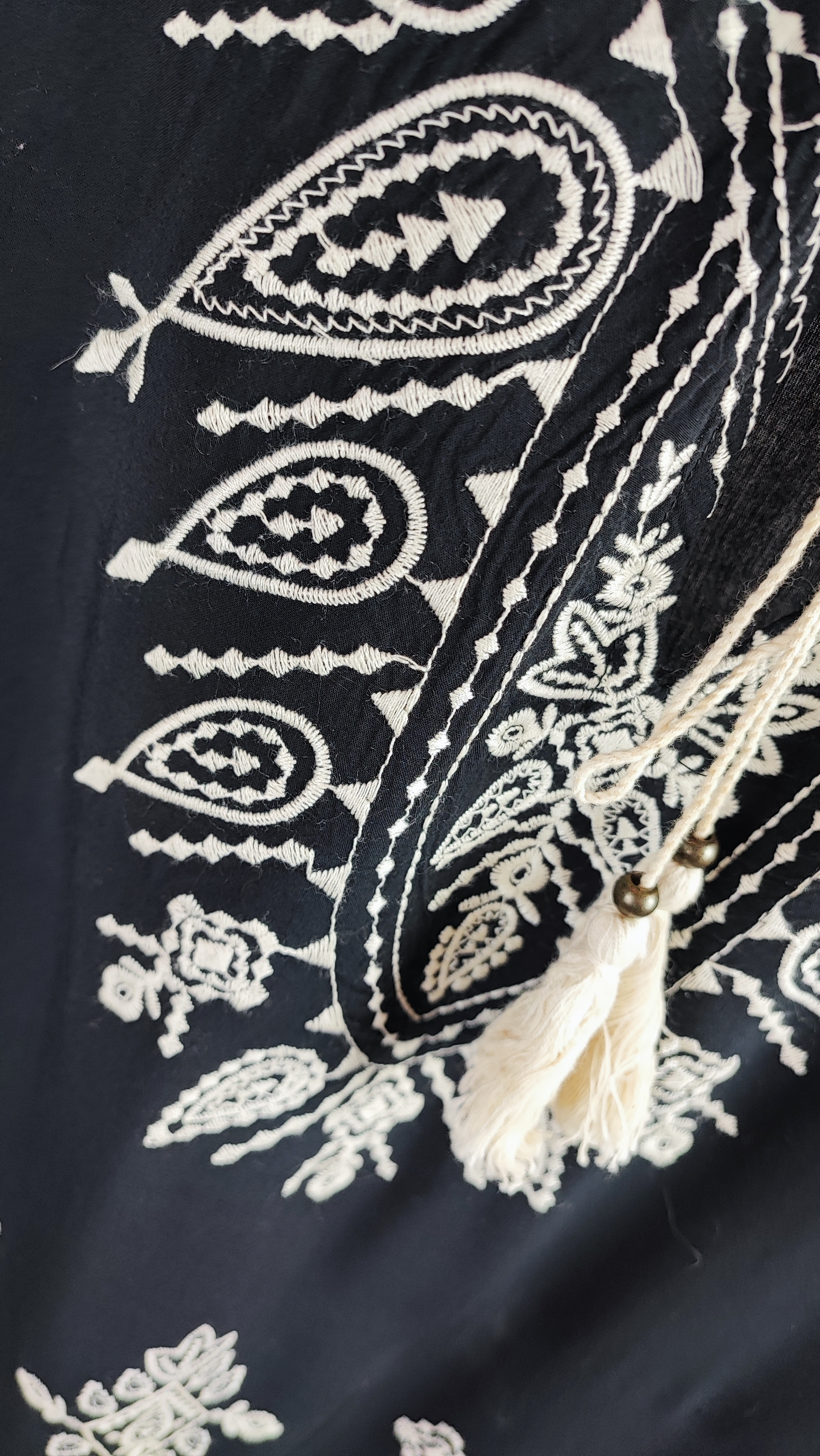 شومیز زنانه مشکی طرح‌دار با آستین بلند و فرم آزاد روی تن مانکن، پس‌زمینه روشن.»