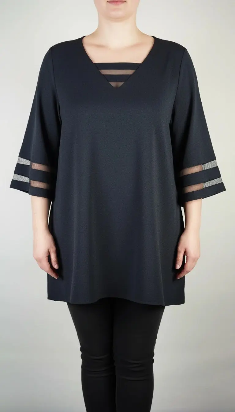 شومیز زنانه مشکی سایز بزرگ با آستین سه‌ربع و نوارهای تزیینی روی آستین، روی تن مانکن، پس‌زمینه روشن.