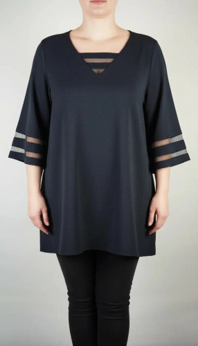 شومیز زنانه مشکی سایز بزرگ با آستین سهربع و نوارهای تزیینی روی آستین، روی تن مانکن، پسزمینه روشن.