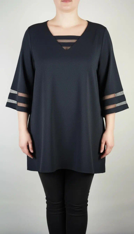 شومیز زنانه مشکی سایز بزرگ با آستین سهربع و نوارهای تزیینی روی آستین، روی تن مانکن، پسزمینه روشن.