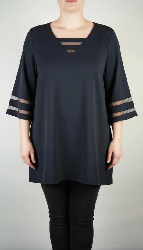 شومیز زنانه مشکی سایز بزرگ با آستین سهربع و نوارهای تزیینی روی آستین، روی تن مانکن، پسزمینه روشن.