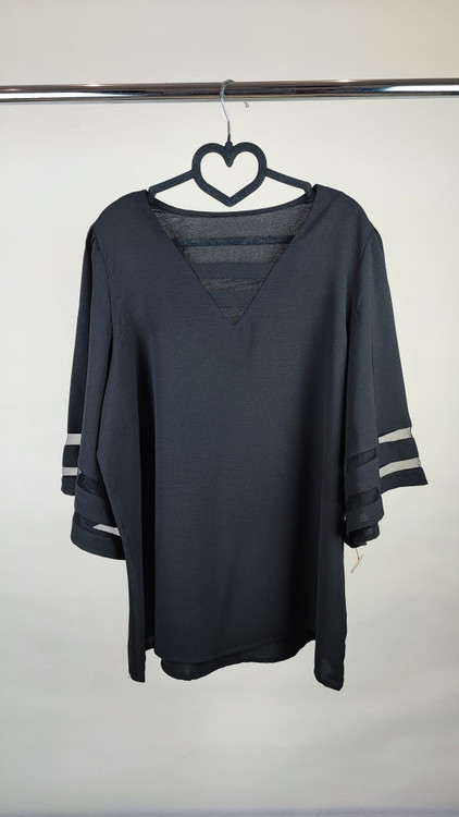 شومیز زنانه مشکی سایز بزرگ با آستین سهربع و نوارهای تزیینی روی آستین، روی تن مانکن، پسزمینه روشن.