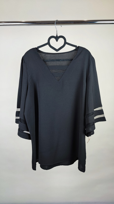 شومیز زنانه مشکی سایز بزرگ با آستین سهربع و نوارهای تزیینی روی آستین، روی تن مانکن، پسزمینه روشن.