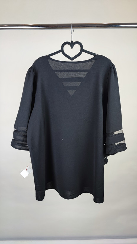 شومیز زنانه مشکی سایز بزرگ با آستین سهربع و نوارهای تزیینی روی آستین، روی تن مانکن، پسزمینه روشن.