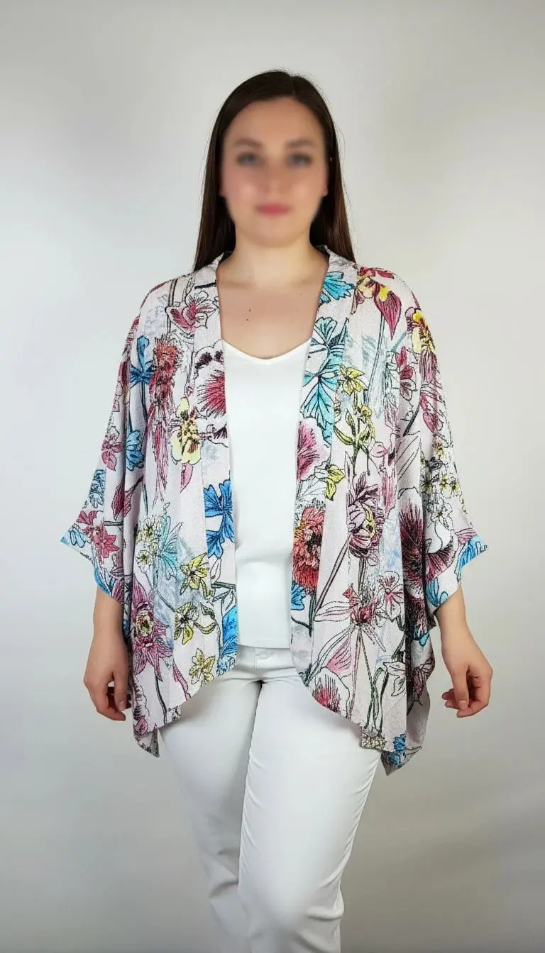 رویه زنانه طرح‌دار سایز بزرگ با آستین سه‌ربع و تن‌خور آزاد روی تن مدل، پس‌زمینه روشن.