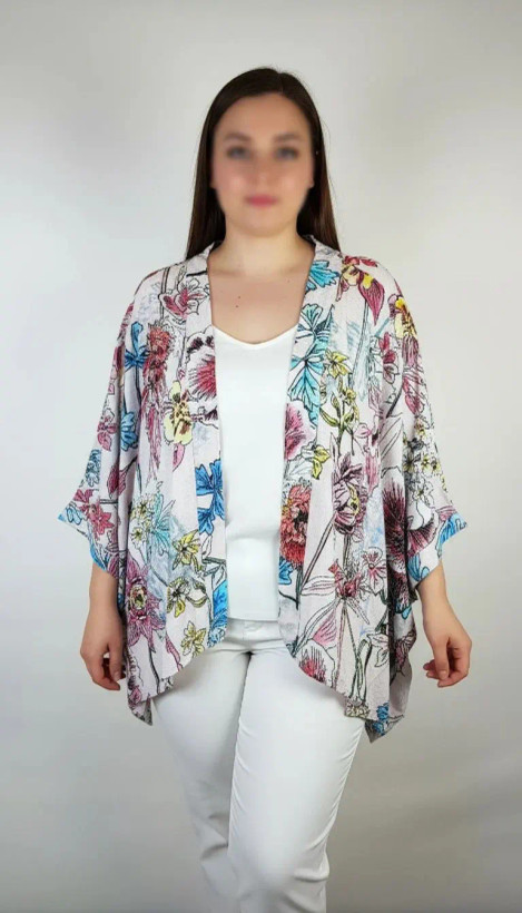 رویه زنانه طرحدار سایز بزرگ با آستین سهربع و تنخور آزاد روی تن مدل، پسزمینه روشن.