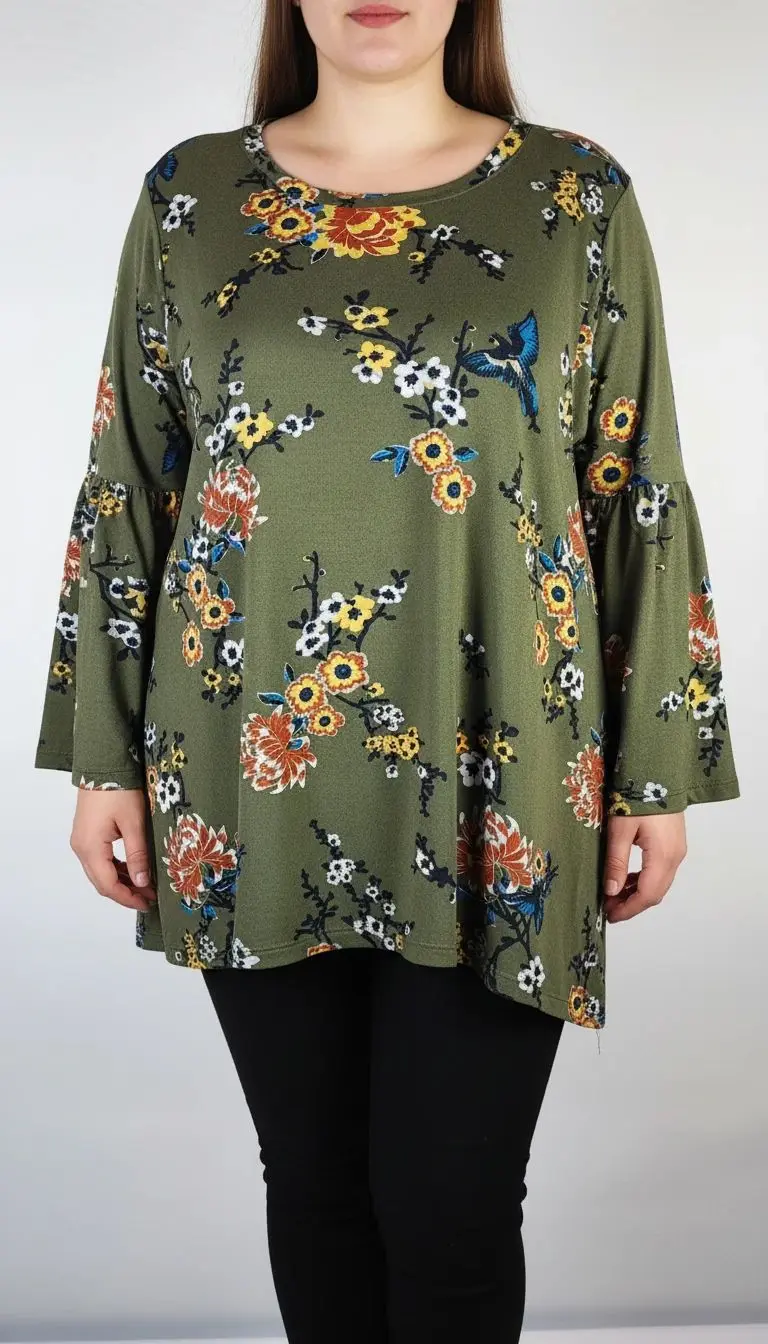 شومیز زنانه سایز بزرگ سبز طرح‌دار با آستین بلند و فرم آزاد روی تن مدل، پس‌زمینه روشن.