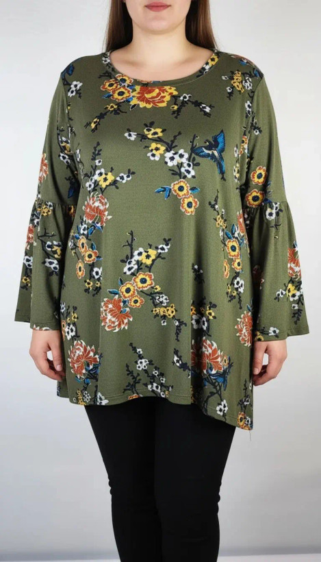 شومیز زنانه سایز بزرگ سبز طرحدار با آستین بلند و فرم آزاد روی تن مدل، پسزمینه روشن.