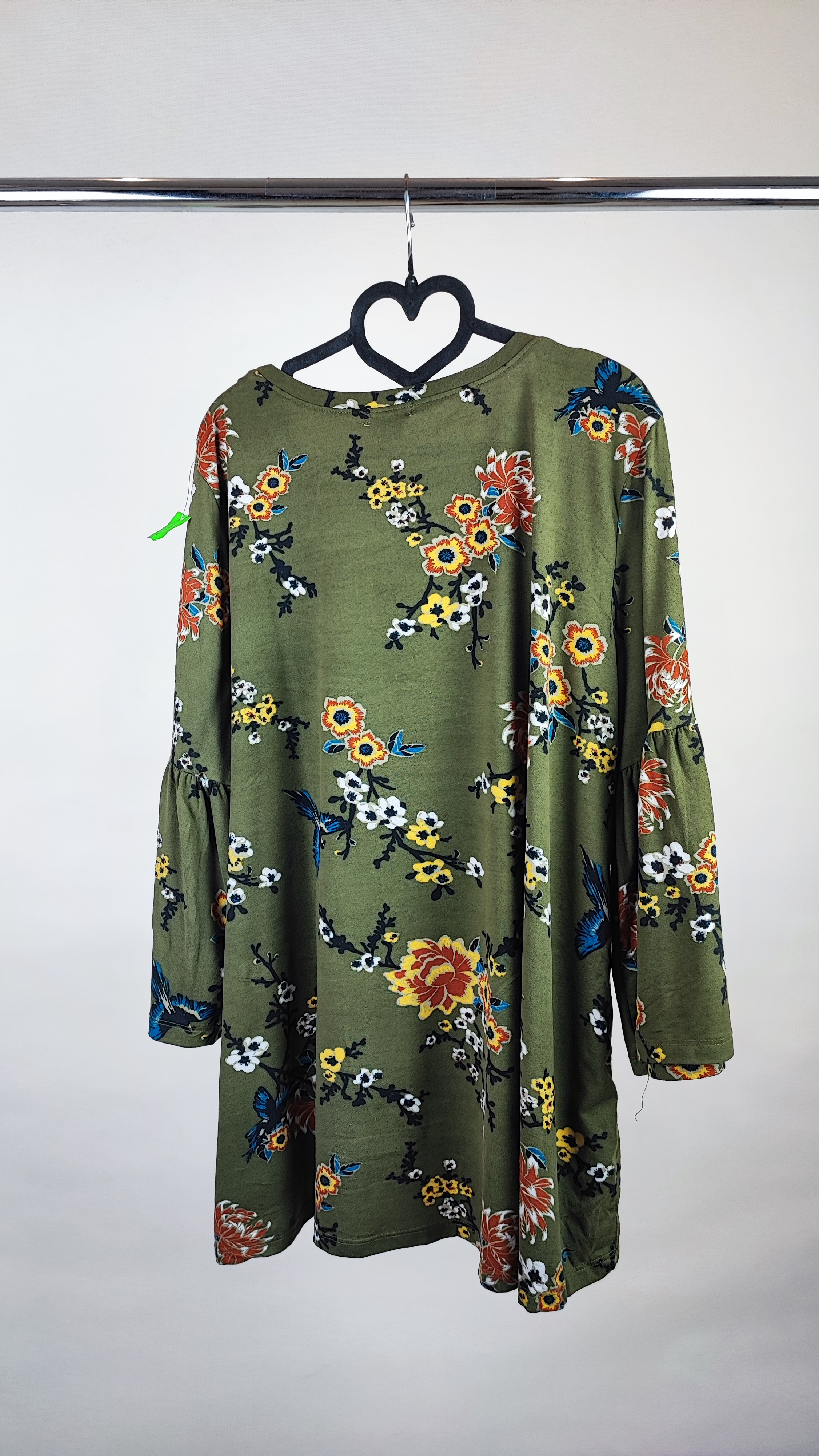 شومیز زنانه سایز بزرگ سبز طرح‌دار با آستین بلند و فرم آزاد روی تن مدل، پس‌زمینه روشن.