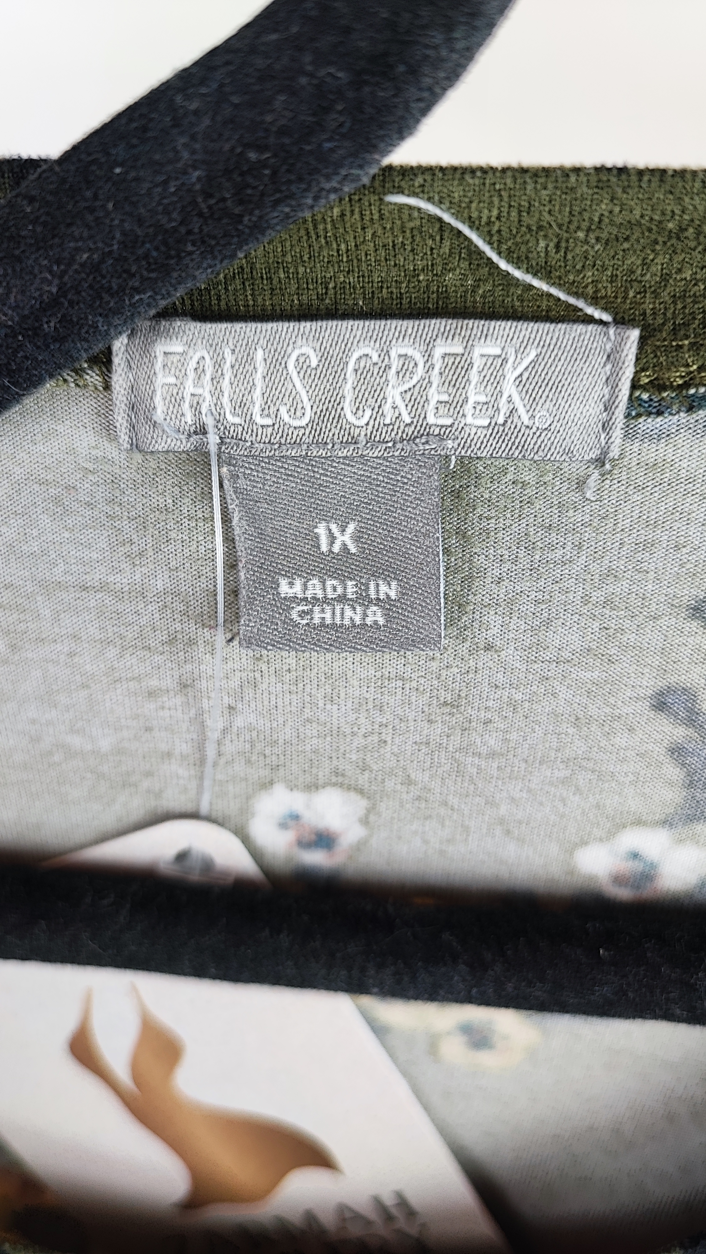 شومیز زنانه سایز بزرگ سبز طرح‌دار با آستین بلند و فرم آزاد روی تن مدل، پس‌زمینه روشن.