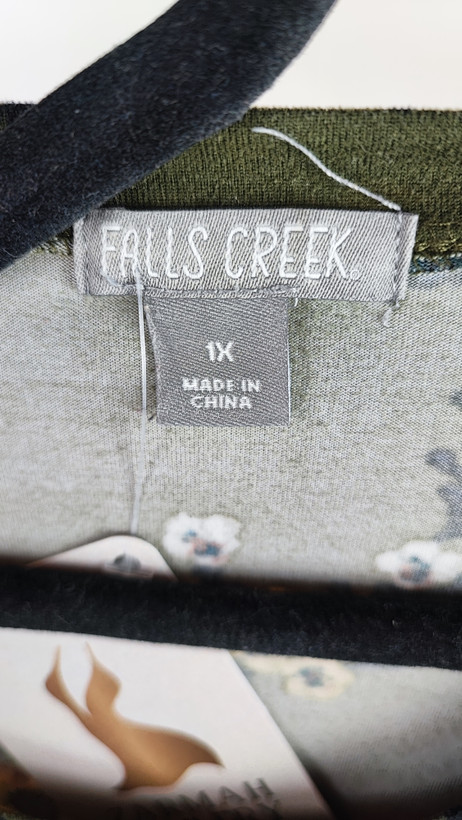 شومیز زنانه سایز بزرگ سبز طرحدار با آستین بلند و فرم آزاد روی تن مدل، پسزمینه روشن.