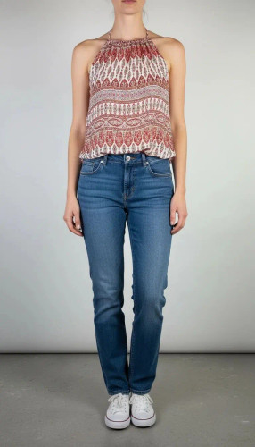 تاپ زنانه استوک طرحدار سایز ۴۲–۴۴ با عرض سینه ۵۲ و قد ۶۰، بدون آستین و فرم راحت روی تن مدل.