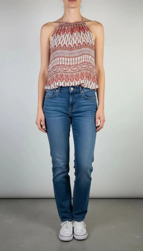 تاپ زنانه استوک طرحدار سایز ۴۲–۴۴ با عرض سینه ۵۲ و قد ۶۰، بدون آستین و فرم راحت روی تن مدل.