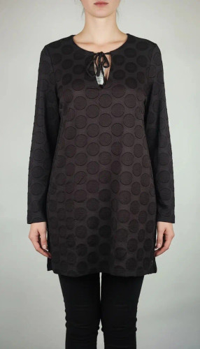 شومیز زنانه مشکی استوک سایز ۳۸–۴۰ با یقه بنددار، آستینبلند و قد ۷۸ سانتیمتر، فرم ساده و کلاسیک روی تن مدل