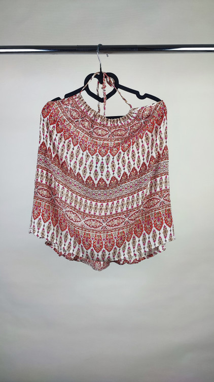 تاپ زنانه استوک طرحدار سایز ۴۲–۴۴ با عرض سینه ۵۲ و قد ۶۰، بدون آستین و فرم راحت روی تن مدل.