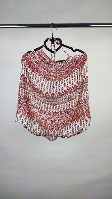 تاپ زنانه استوک طرحدار سایز ۴۲–۴۴ با عرض سینه ۵۲ و قد ۶۰، بدون آستین و فرم راحت روی تن مدل.