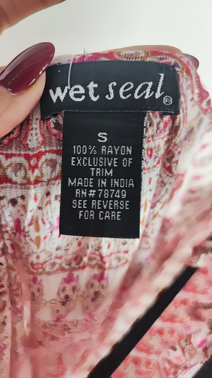 تاپ زنانه استوک طرحدار سایز ۴۲–۴۴ با عرض سینه ۵۲ و قد ۶۰، بدون آستین و فرم راحت روی تن مدل.