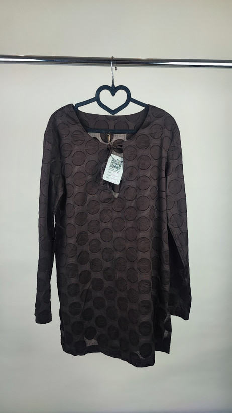 شومیز زنانه مشکی استوک سایز ۳۸–۴۰ با یقه بنددار، آستینبلند و قد ۷۸ سانتیمتر، فرم ساده و کلاسیک روی تن مدل