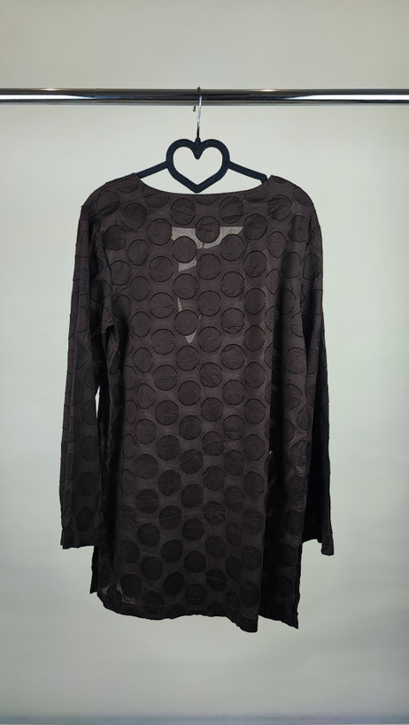 شومیز زنانه مشکی استوک سایز ۳۸–۴۰ با یقه بنددار، آستینبلند و قد ۷۸ سانتیمتر، فرم ساده و کلاسیک روی تن مدل