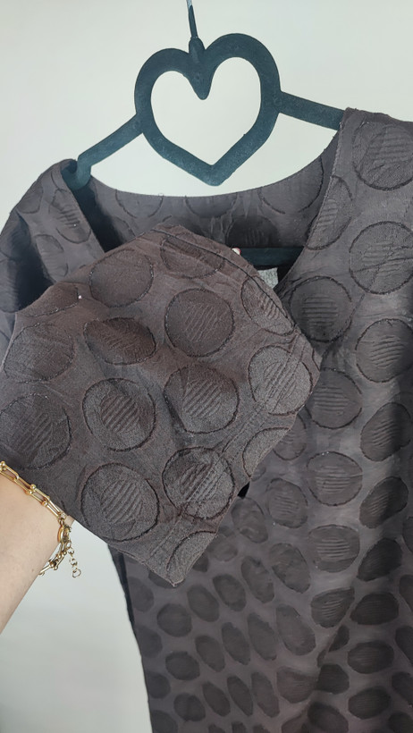 شومیز زنانه مشکی استوک سایز ۳۸–۴۰ با یقه بنددار، آستینبلند و قد ۷۸ سانتیمتر، فرم ساده و کلاسیک روی تن مدل