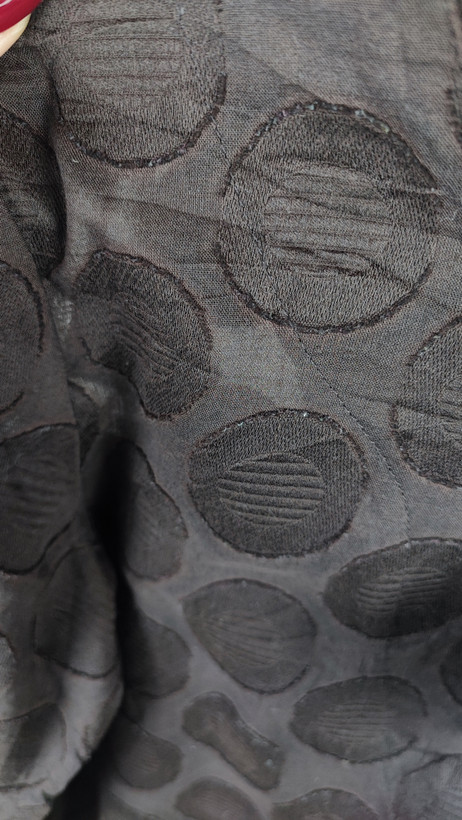 شومیز زنانه مشکی استوک سایز ۳۸–۴۰ با یقه بنددار، آستینبلند و قد ۷۸ سانتیمتر، فرم ساده و کلاسیک روی تن مدل