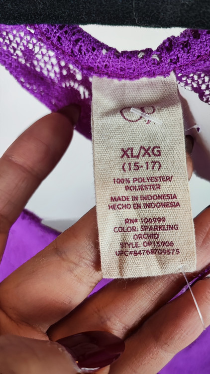 تاپ زنانه استوک بنفش، بدون آستین، قد جلو ۷۳ و پشت ۸۵ سانتیمتر، فرم آزاد و نامتقارن روی تن مدل