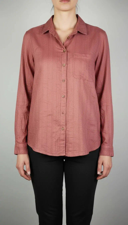 شومیز زنانه استوک ساده به رنگ آجری ملایم، آستین بلند و تنخور مرتب، مناسب سایز ۴۰–۴۲، ایستاده روی مانکن با فرم کلاسیک.