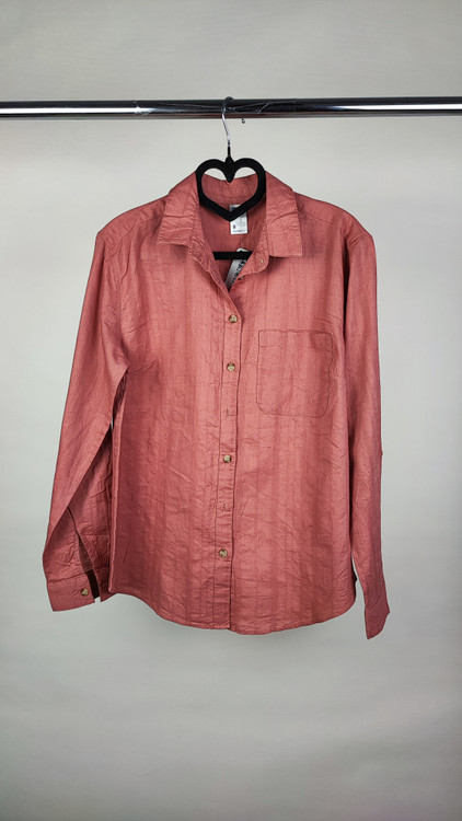 شومیز زنانه استوک ساده به رنگ آجری ملایم، آستین بلند و تنخور مرتب، مناسب سایز ۴۰–۴۲، ایستاده روی مانکن با فرم کلاسیک.