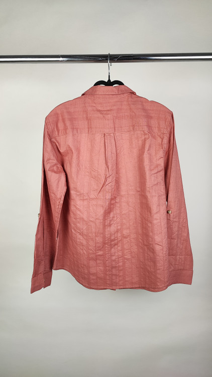 شومیز زنانه استوک ساده به رنگ آجری ملایم، آستین بلند و تنخور مرتب، مناسب سایز ۴۰–۴۲، ایستاده روی مانکن با فرم کلاسیک.