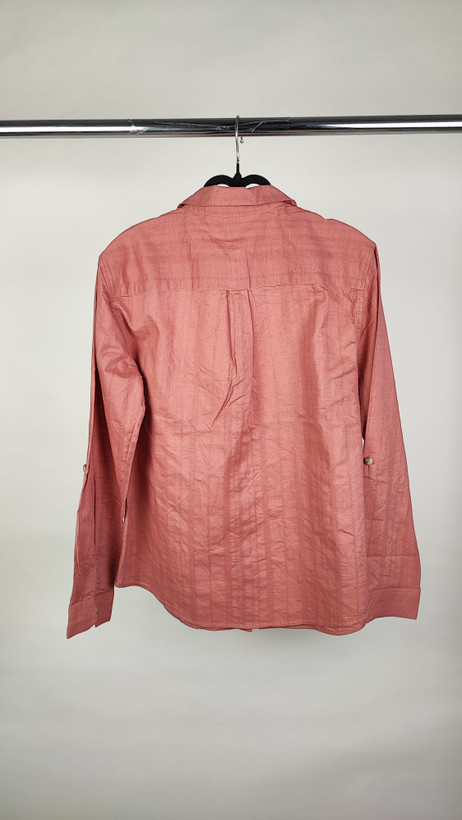 شومیز زنانه استوک ساده به رنگ آجری ملایم، آستین بلند و تنخور مرتب، مناسب سایز ۴۰–۴۲، ایستاده روی مانکن با فرم کلاسیک.