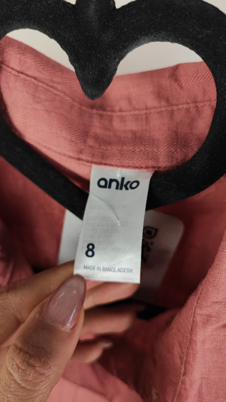 شومیز زنانه استوک ساده به رنگ آجری ملایم، آستین بلند و تنخور مرتب، مناسب سایز ۴۰–۴۲، ایستاده روی مانکن با فرم کلاسیک.