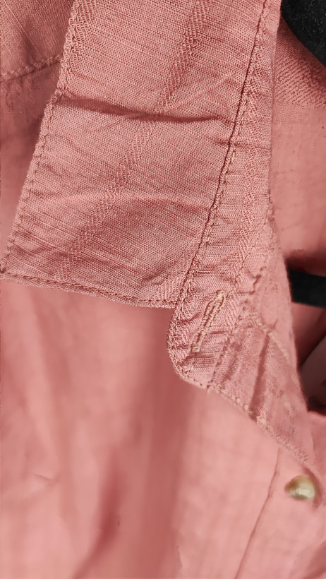 شومیز زنانه استوک ساده به رنگ آجری ملایم، آستین بلند و تنخور مرتب، مناسب سایز ۴۰–۴۲، ایستاده روی مانکن با فرم کلاسیک.