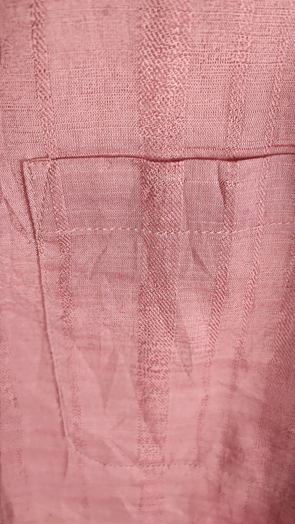 شومیز زنانه استوک ساده به رنگ آجری ملایم، آستین بلند و تنخور مرتب، مناسب سایز ۴۰–۴۲، ایستاده روی مانکن با فرم کلاسیک.